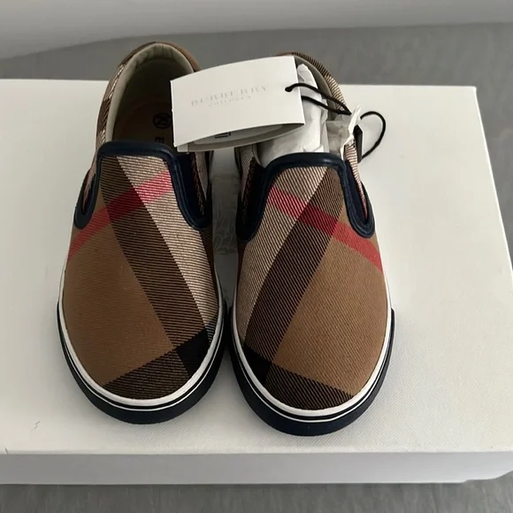 Burberry children boat shoes size 8US 25eu